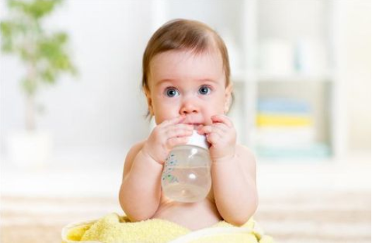 孩子爱喝饮料怎么办 如何让宝宝喜欢上喝水