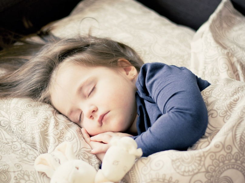 孩子落地醒的原因是什么 为什么孩子会一放下来就醒了