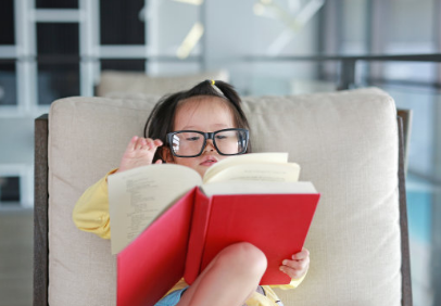 4岁女孩近视600度是怎么回事 如何从小保护孩子的视力