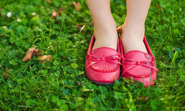 孩子穿鞋不当容易造成哪些足部疾病 掌握给孩子正确选鞋子的方法
