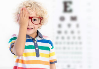 4岁女孩近视600度是怎么回事 如何从小保护孩子的视力