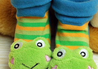 宝宝扯袜子上瘾是怎回事 天冷宝宝可以穿厚袜子吗