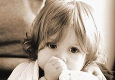 小孩早上起来咳嗽是什么原因 小孩早上起来咳嗽的原因