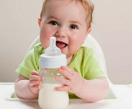 宝宝奶瓶怎么使用 小心对孩子的牙齿有影响