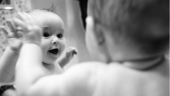 小宝宝可以照镜子吗 宝宝照镜子的好处