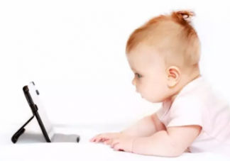 孩子多大才能看电子产品 宝宝接触电子产品的时间