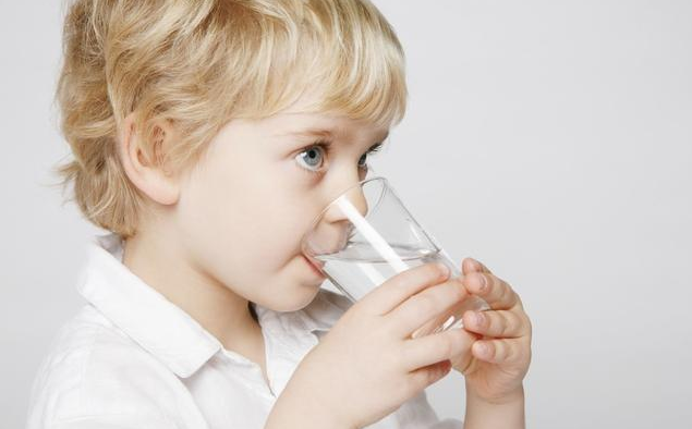 幼儿多喝白开水有哪些好处 宝宝不能喝什么样的白开水