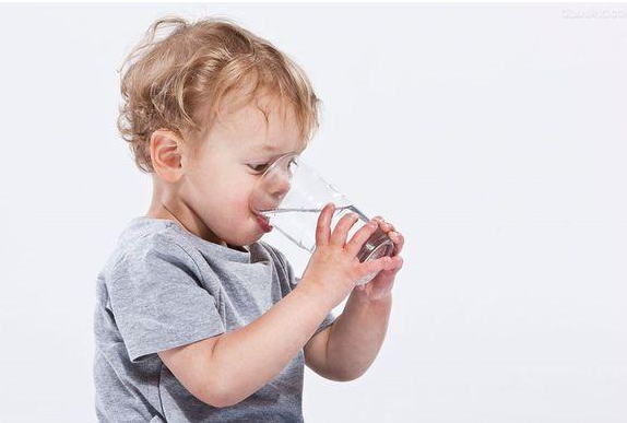 幼儿多喝白开水有哪些好处 宝宝不能喝什么样的白开水