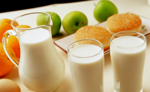 复原乳和纯牛奶区别 孩子喝复原奶健康吗
