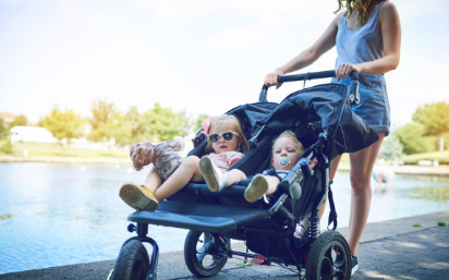 家长在推婴儿车时一定要注意安全了 孩子在婴儿车里要注意什么