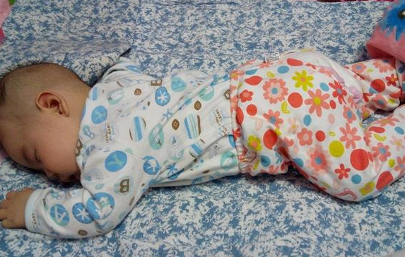 宝宝夜里蹬被子怎么回事 宝宝睡觉蹬被子的原因