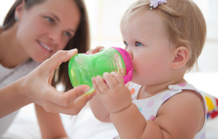 奶粉喂养的宝宝不爱喝水怎么办 奶粉喂养的宝宝该怎么补充水分