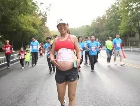 明星们怀孕爬山跑步健身 孕期带着“球”运动真的没事吗