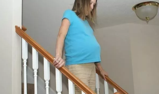 孕期爬楼梯好还是散步好 孕妇爬楼梯的运动危害大吗