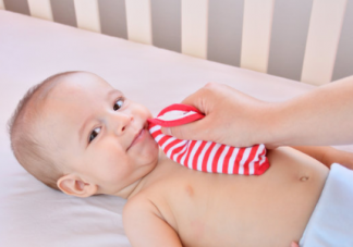 宝宝下巴总是红红的是怎么回事 口水疹和湿疹有什么区别