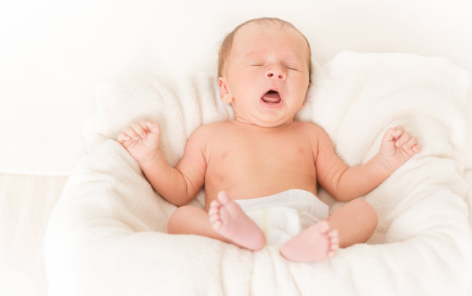 宝宝连打好几个喷嚏是鼻塞还是感冒 如何辨别宝宝过敏孩子鼻塞
