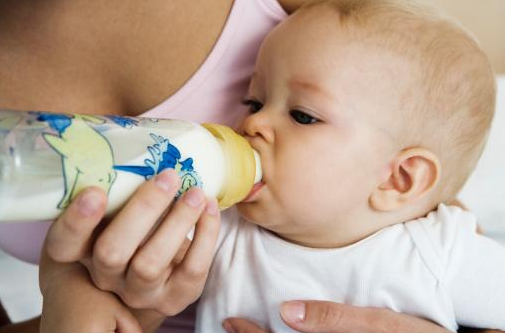 奶瓶喂养的常见问题 怎么成功给宝宝用奶瓶喂奶