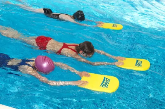 孩子游泳班报大班还是一对一 孩子游泳班报名怎么选择