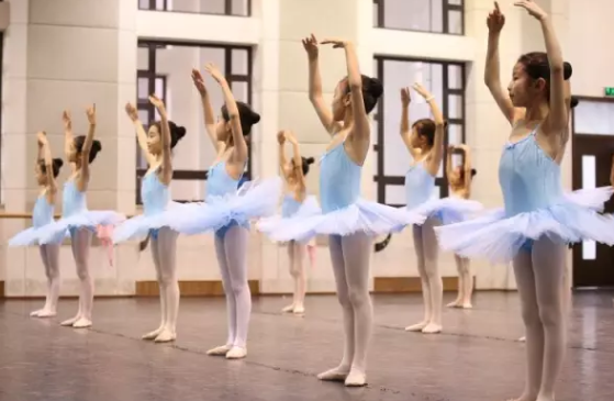 孩子学芭蕾舞几岁立足尖最好 女孩学芭蕾舞立足尖影响发育吗