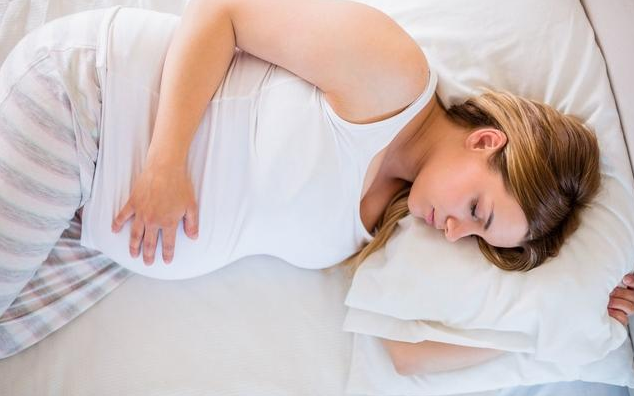 孕晚期一定要坚持左侧睡吗 孕晚期准妈妈睡觉要注意什么