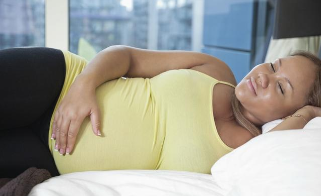 孕晚期一定要坚持左侧睡吗 孕晚期准妈妈睡觉要注意什么