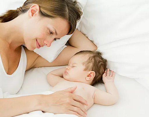 宝宝和妈妈一起睡有什么好处和坏处 妈妈和宝宝一起睡要注意什么