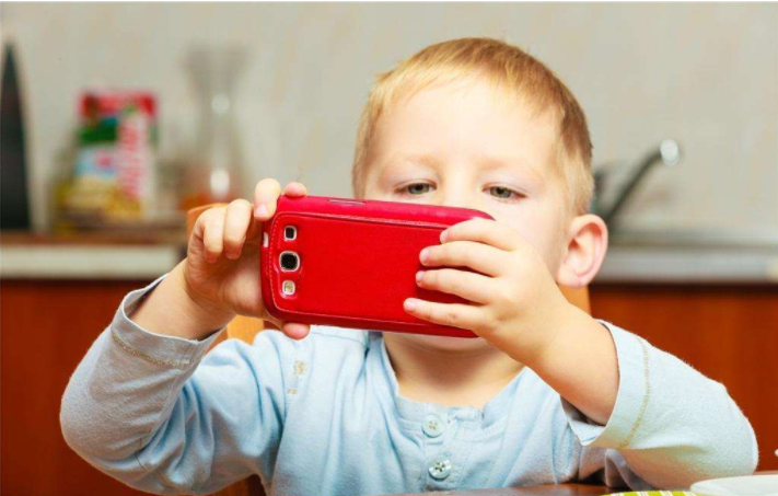 长期玩手机对儿童大脑有什么影响 孩子玩手机上瘾怎么办